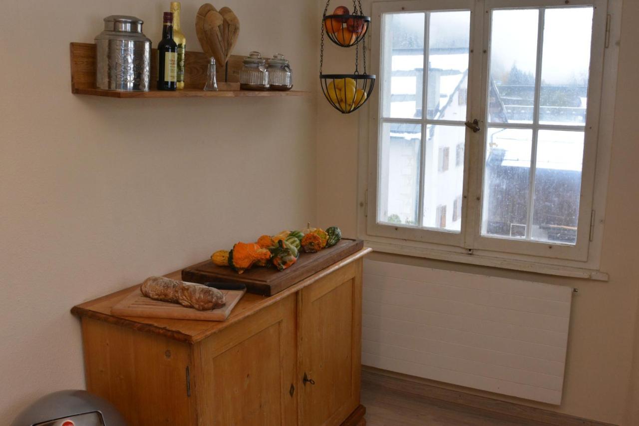 Alte Post Mit Geschichte Und Restaurant Apartment Tavanasa Luaran gambar
